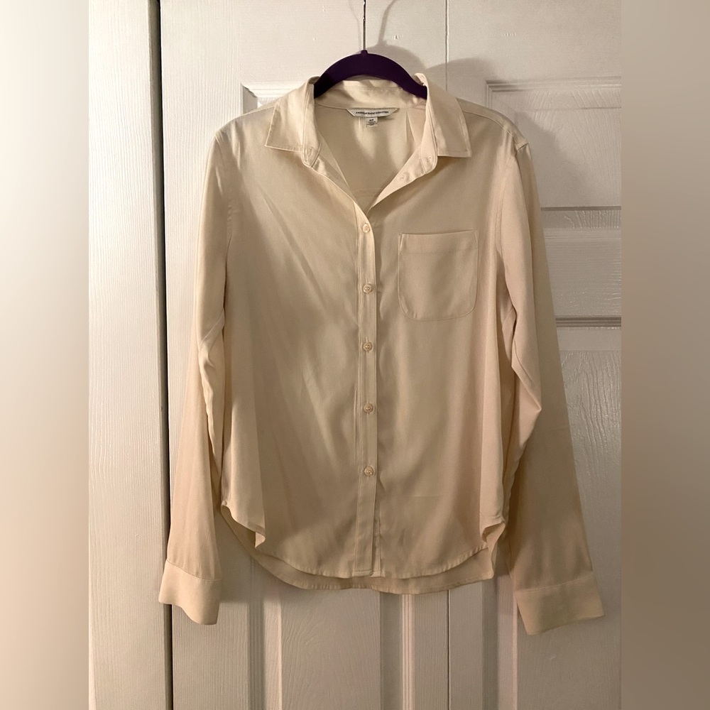 🤍American Eagle Women’s Satin Cream Buttondown🤍